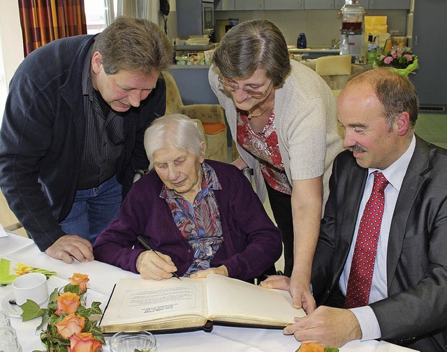 Hilda Schopp trgt sich an ihrem 100. ...Brgermeister Dieter Schneckenburger.   | Foto: mario schneberg