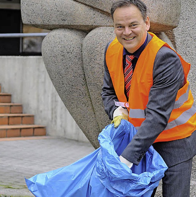 Ab in den Mllsack: Landrat Scherer ru...e an der Stadt- und Kreisputzete auf.   | Foto: amt