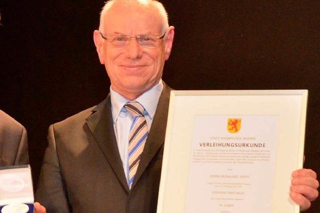 Fotos: Bernhard Spth (St. Josefshaus) erhlt die Verdienstmedaille