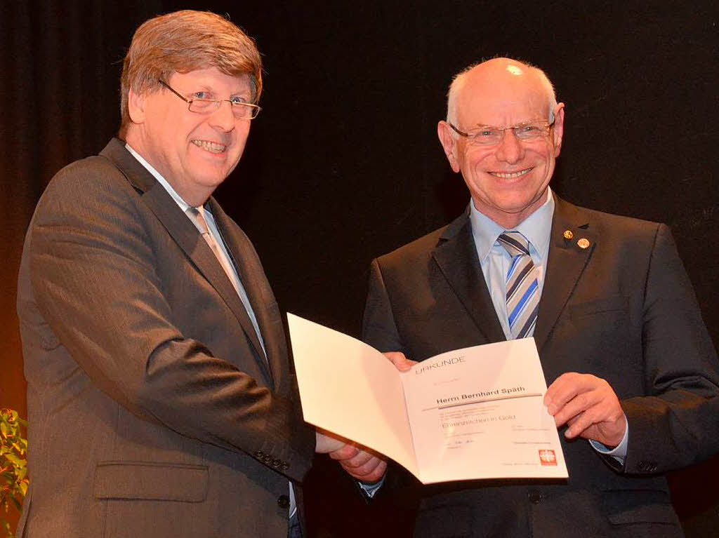 Diözesancaritasdirektor Monsignore Bernhard Apel zeichnet Späth mit dem deutschen Ehrenzeichen der Caritas in Gold aus Diözesancaritasdirektor Monsignore Bernhard Apel zeichnet Späth mit dem deutschen Ehrenzeichen der Caritas in Gold aus