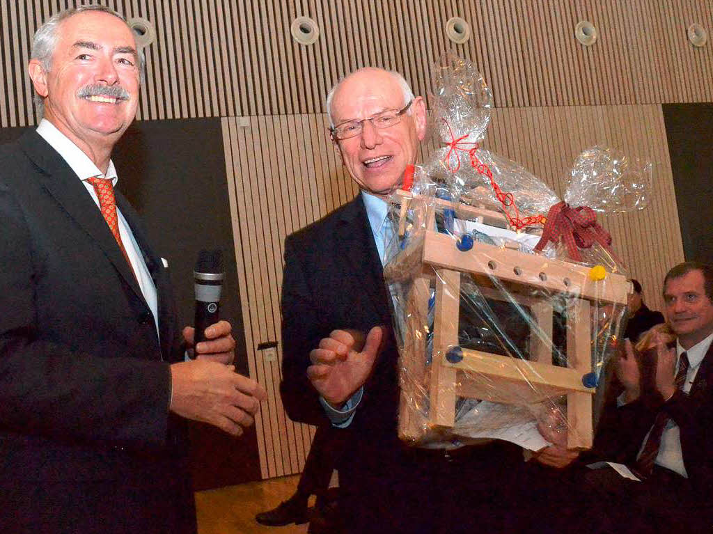 Professor Rudolf Hammerschmidt, der Vorstandsvorsitzende der Bank für Sozialwirtschaft bedankt sich bei Bernhard Späth Professor Rudolf Hammerschmidt, der Vorstandsvorsitzende der Bank für Sozialwirtschaft bedankt sich bei Bernhard Späth