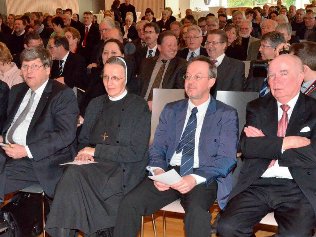 Viele Gäste aus Kirche, Politik, Wirtschaft und Gesellschaft sind zur Feier gekommen. Viele Gäste aus Kirche, Politik, Wirtschaft und Gesellschaft sind zur Feier gekommen.
