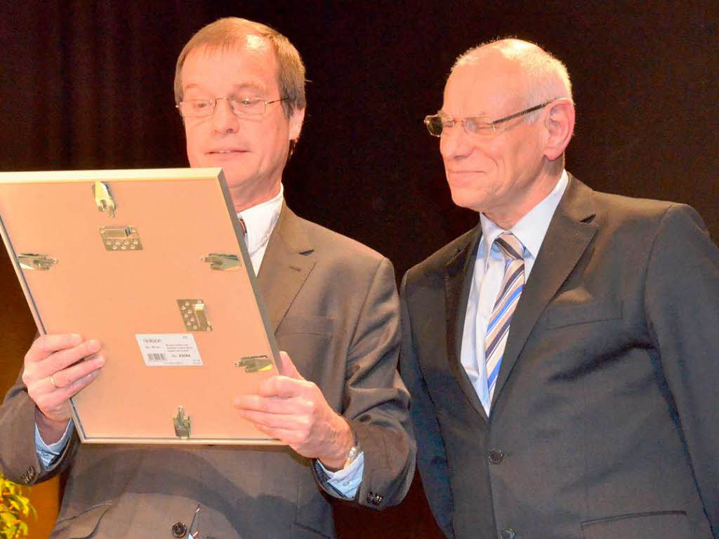 OB Klaus Eberhardt liest Bernhard Späth den Text der Verleihungsurkunde vor OB Klaus Eberhardt liest Bernhard Späth den Text der Verleihungsurkunde vor