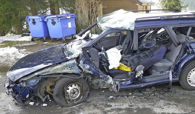 Am Freitagvormittag kollidierte ein Go...t  aus ihrem Fahrzeug geborgen werden.  | Foto: Polizei