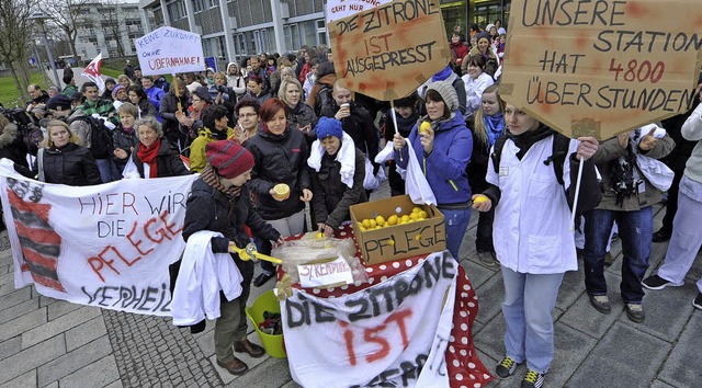 Saure Mitarbeiterinnen an der Uniklinik (Demo: Februar).   | Foto: Bamberger