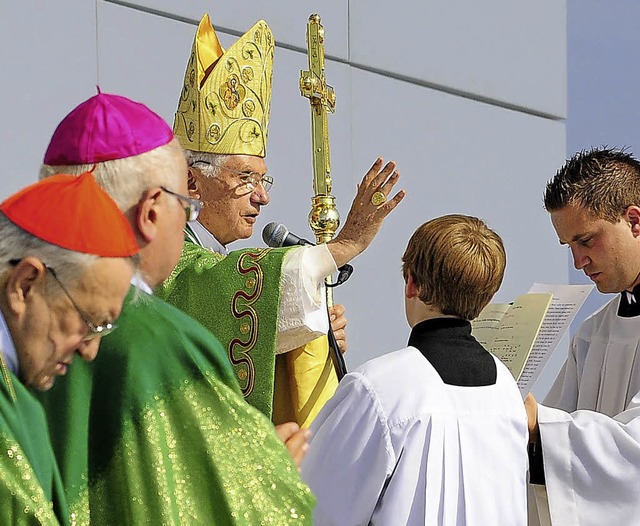 Papst Benedikt XVI.  beim Besuch in Fr...orne links ist Kardinal Karl Lehmann.   | Foto: Thomas Kunz