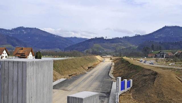 Blick vom Tunnelberbau aus  weiter in... Papierfabrik Koehler verbinden wird.   | Foto: robert ullmann