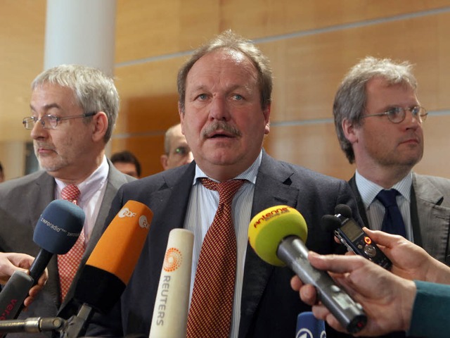 Willi Russ, Verhandlungsfhrer des Bea...nks), bei der Bekanngabe der Einigung.  | Foto: dpa