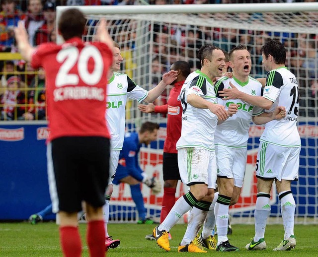 Wolfsburgs Spieler bejubeln das 1:4.  | Foto: dpa