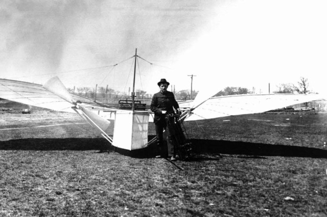 Gustav Weikopf aus dem mittelfrnkisc...vor seinem Motorflugzeug im Jahr 1901.  | Foto: dpa