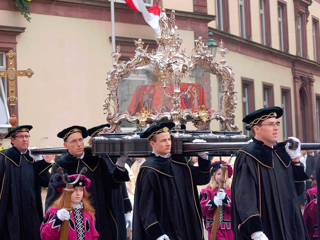 36 Gruppierungen aus Kirche, Politik, Musikvereinen, Trachtengruppen und Missionen bildeten die Fridolinsprozession.
