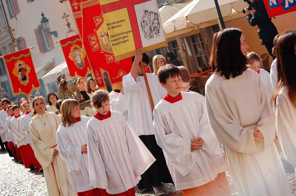 36 Gruppierungen aus Kirche, Politik, Musikvereinen, Trachtengruppen und Missionen bildeten die Fridolinsprozession.