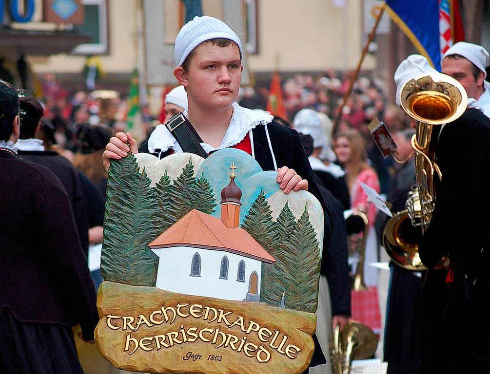 36 Gruppierungen aus Kirche, Politik, Musikvereinen, Trachtengruppen und Missionen bildeten die Fridolinsprozession.