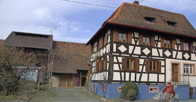 Das alte Frsterhaus in Reute mit den Scheunen und dem Tabakschopf.  | Foto: Pia Grttinger