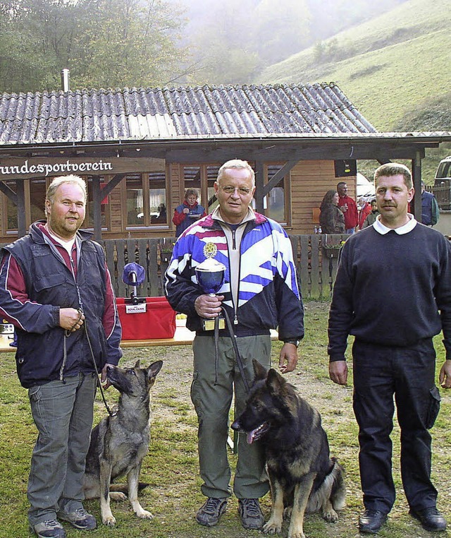 Heinz Klingele (rechts) als wiedergew...iche Wettbewerbsteilnehmer bergeben.   | Foto: Eberhard Gross