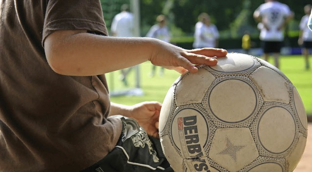 Noch ist der Ball rund, auch  beim FC Kollnau.   | Foto: Stefanie Sigmund