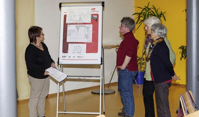 Gabriele Zeisberg-Viroli (links) stell...Wohnform fr Menschen mit Demenz vor.   | Foto: Gabriele Zahn