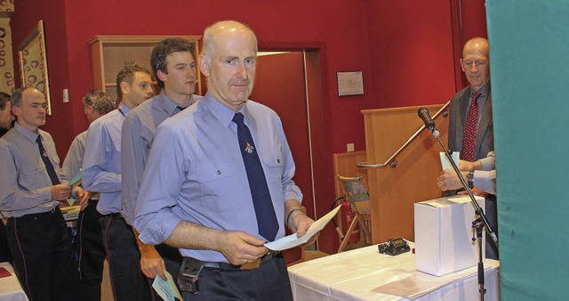 Schlange stehen vor der Wahlkabine: Er...rollierte den Einwurf in die Wahlurne.  | Foto: Chris Seifried