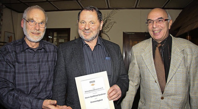 Gottfried Bromer (Mitte) erhielt vom ... Ehrenmitglied des Schwarzwaldvereins.  | Foto: Sandra Decoux-Kone