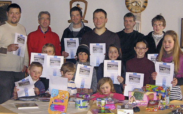 Die stolzen Sieger des Skifestes wurde...kunden und Sachpreisen ausgezeichnet.   | Foto: privat