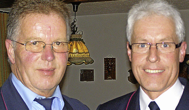 Gerhard Kleiser (links) wurde vom stel...tz fr 40 Jahre Dienst ausgezeichnet.   | Foto: Liane Schilling