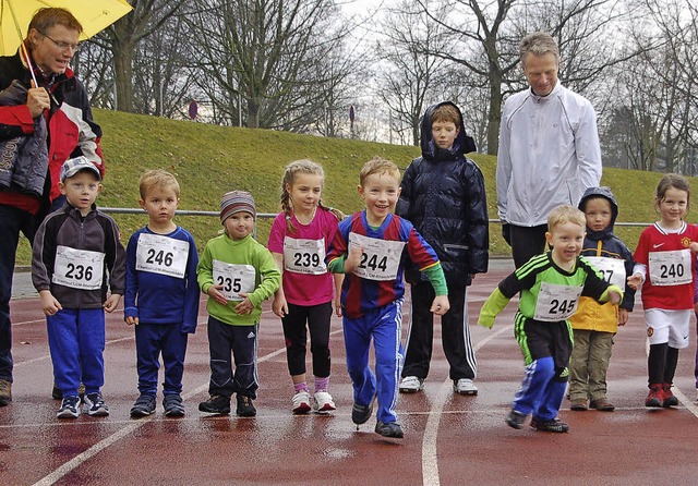 Frh ben sich die jungen Laufsportler...eregt gingen die Bambinis ins Rennen.   | Foto: Petra Wunderle
