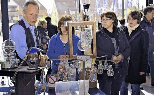 Die Glhbirnenschiffe waren ein  Blick...by- und Kunstmarkt in Donaueschingen.   | Foto: BEATHALTER