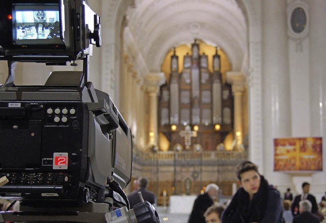 Alles im Bild: Mehrere Kameras im Dom bertragen den Gottesdienst.  | Foto: Claudia Renk
