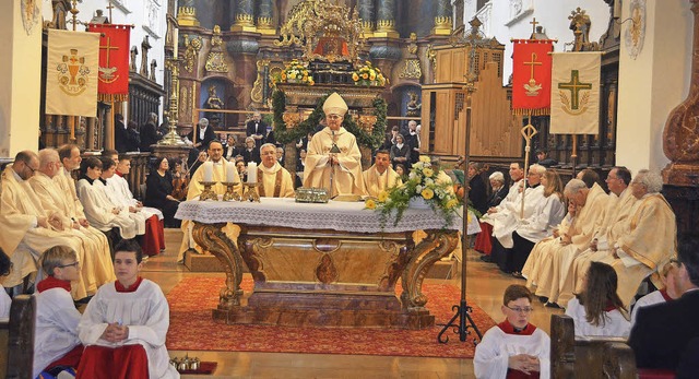 Hauptzelebrant und Prediger des Pontif...oser, links daneben Dekan Peter Berg.   | Foto: Michael Gottstein