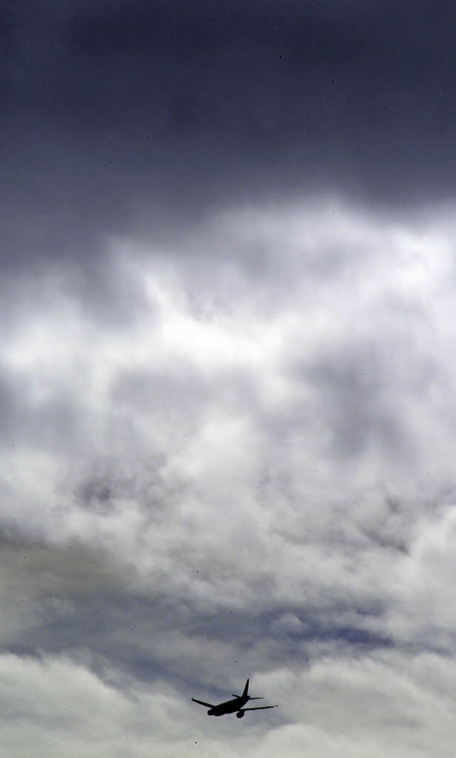 Dunkle Wolken hngen nicht nur am Himm...nd und der Schweiz derzeit getrbt.     | Foto: DPA