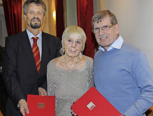Fr 40 Jahre Mitgliedschaft im SPD-Ort...en Brinkmann und Jrg Schillinger aus.  | Foto: mario schneberg