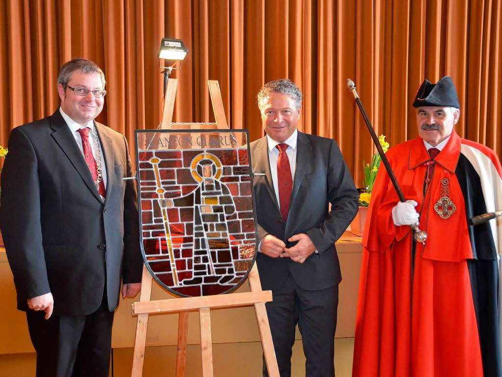 Ein glsernes Kantonswappen als Geschenk. Bgermeister, Landammann und Ratsweibel