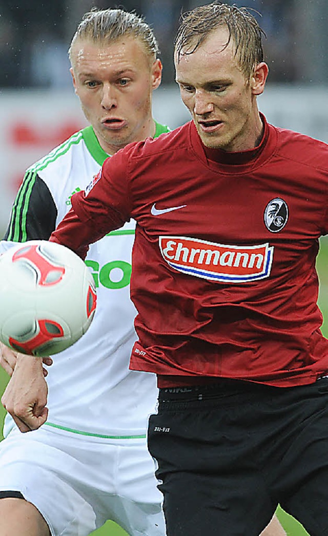 Jan Rosenthal (rechts) im Duell mit dem Wolfsburger Kjaer  | Foto: Meinrad Schn