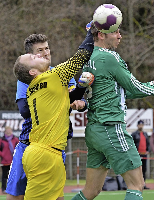 Die Kopfballstrke von Ralf Kiefer (re...d Jrgen Itzin, entscheidet das Derby   | Foto: kaufhold