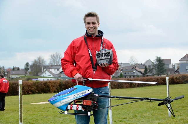 Der 19-jhrige Tim Hennig mit seinem Modellhubschrauber   | Foto: preker