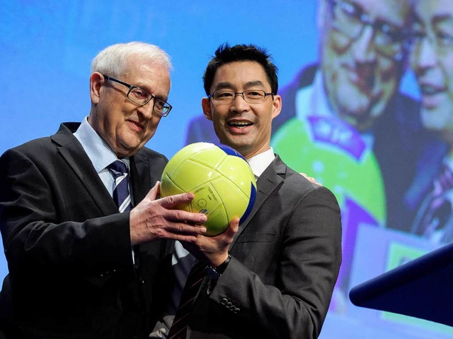 Der FDP-Bundesvorsitzende Philipp Rsl...e einen Ball in den Farben der Partei.  | Foto: dapd