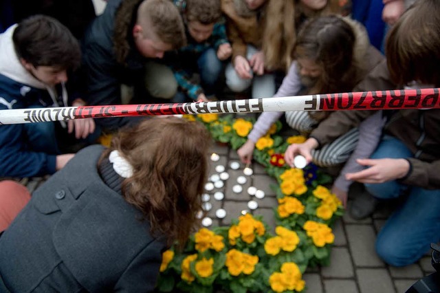 Kinder znden Kerzen fr die Opfer an.  | Foto: dpa