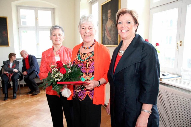 Almut Langbein (Mitte) wurde von Barba...eordneten Sabine Wlfle ausgezeichnet.  | Foto: Dagmar Barber