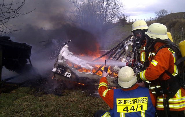 Wegen eines brennenden Wohnwagens rck...angehrige und 4 Fahrzeuge  beteiligt.  | Foto: Feuerwehr Bahlingen