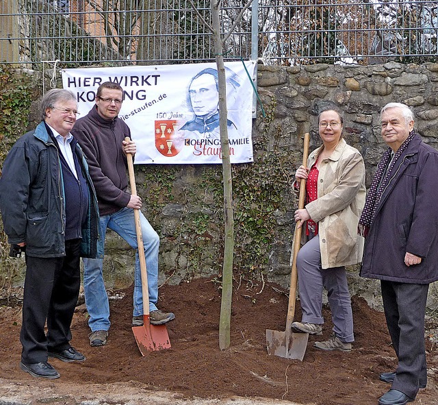 Im Beisein vieler Mitglieder der Kolpi... Heiler (links) einen Baum gepflanzt.  | Foto: M. Burkert