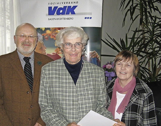 Kreisvorsitzender Winfried Hhmann (vo...enzlinger Vdk-Chefin Elfriede Behnke.   | Foto: Roman Kiener