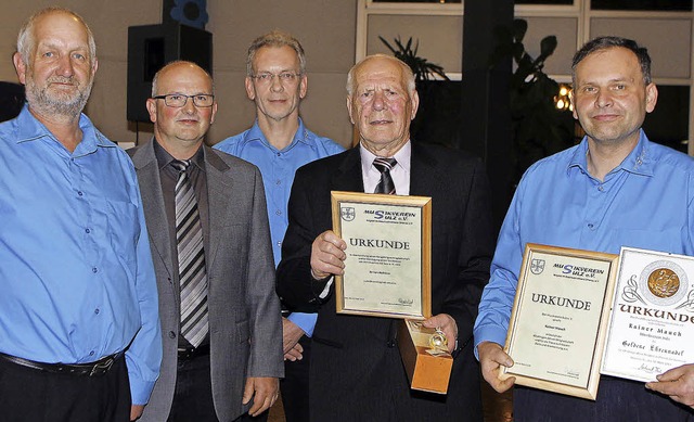 Musikerkollegen ehrte der Musikverein ...hasch, Anton Kollmer und Rainer Mauch   | Foto: heidi fssel