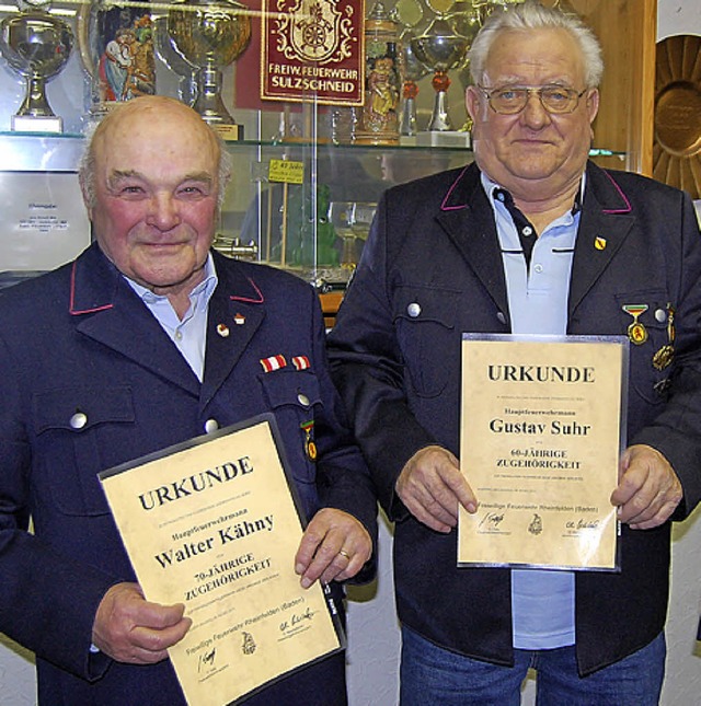 Die Ehrenurkunde erhielten (von links)...70 Jahre) und Gustav Suhr (60 Jahre).   | Foto: Risch