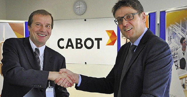 OB Klaus Eberhardt  und Werksleiter An... dem neuen Logo der Cabot Corporation   | Foto: privat