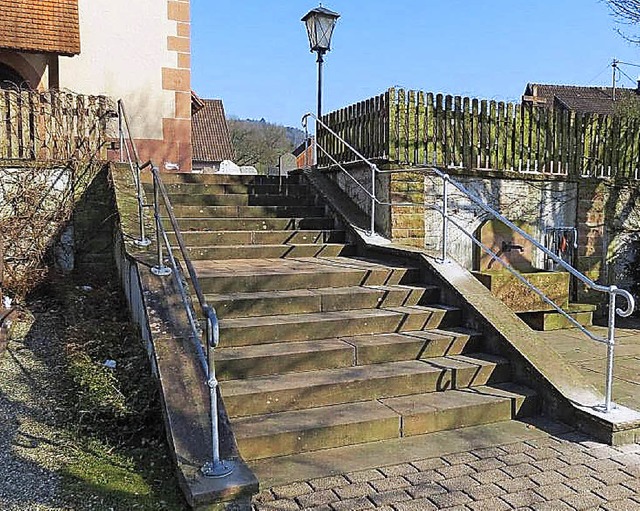 Das zweite Gelnder an der Friedhoftreppe steht.   | Foto: gemeinde