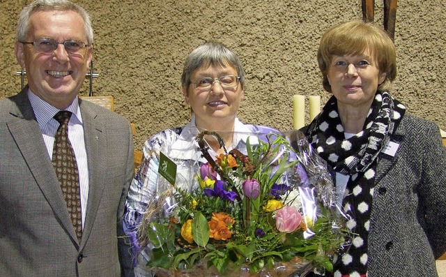 Dekanin Christiane Vogel (Mitte) wird ...i Isecke gratulierten zur Wiederwahl.   | Foto: Gems-Thoma