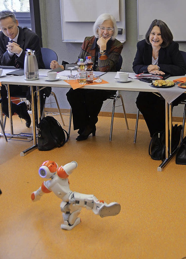 Ein tanzender Roboter als Begrungsbe...rsidentin Brbel Schfer (von links).  | Foto: Kristina Wollseifen