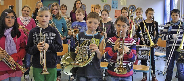 Die Blechblser der Musikklasse der Ba...mmen mit Pia Schwenke (hinten, Mitte)   | Foto: Ralph Fautz