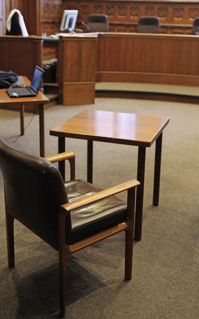 Der leere Stuhl der Angeklagten im Flensburger Gerichtssaal   | Foto: dpa