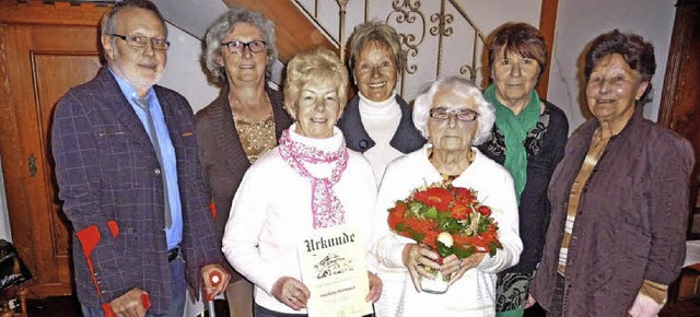 Sechs aktive Jungseniorinnen der Gymna...er goldenen Ehrennadel ausgezeichnet.   | Foto: M. Burkert